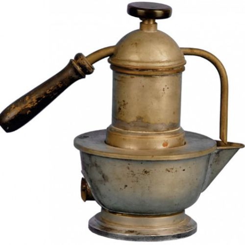 Węgierski zaparzacz Eta. Dzięki ciśnieniu woda wędruje w górę przez kawę, a następnie wewnętrzną rurką