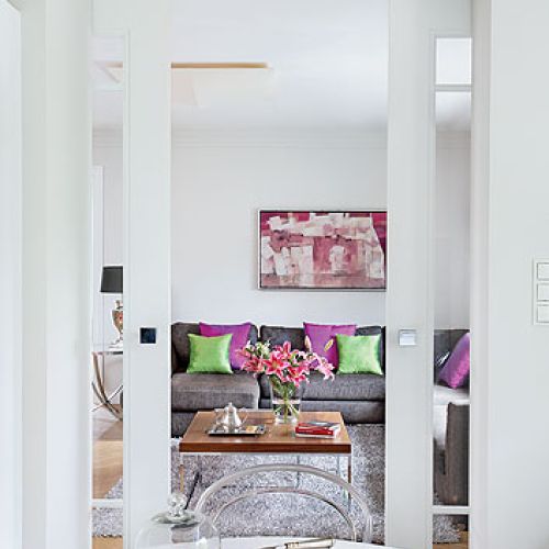 Wejście przez dwuskrzydłowe drzwi. Zabawa z kolorami