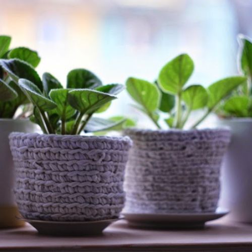 Wełniane oslonki na doniczki. Dziergane inspiracje: dom ciepło ubrany