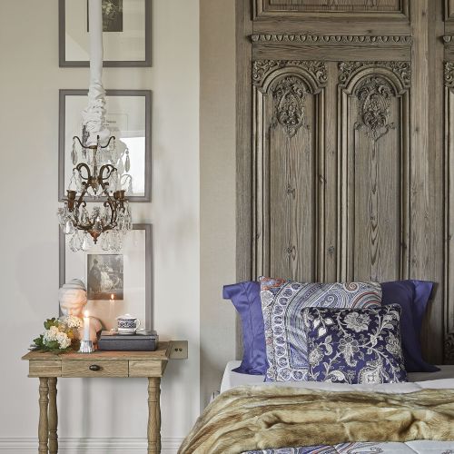 Welurowy zagłówek imitujący drewniane drzwi to dzieło francuskiego artysty o polsko brzmiącym nazwisku Koziel.