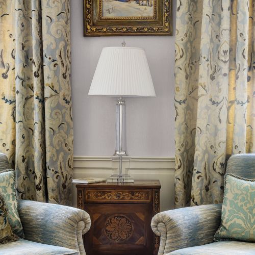 Obrazy mogą korespondować z meblami. Do zagospodarowania nadają się również niewielkie fragmenty pustej ściany. Fot.