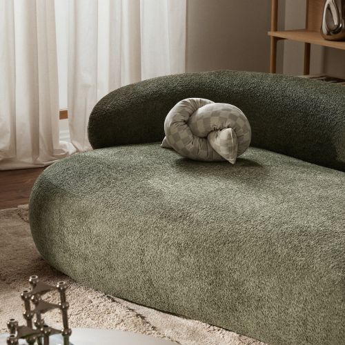 sofa w kolorze szałwiowej zieleni