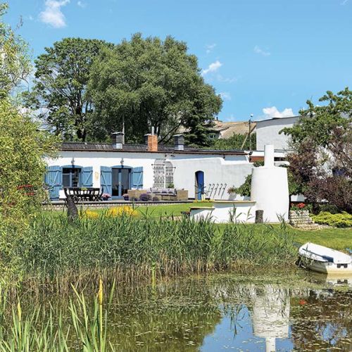 Widok na dom z ogrodu. Ogród jak z greckiej pocztówki