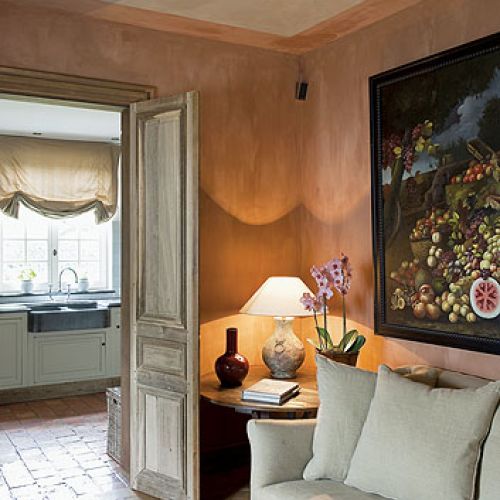 Widok na kuchnię. Francuski styl na belgijskiej wsi