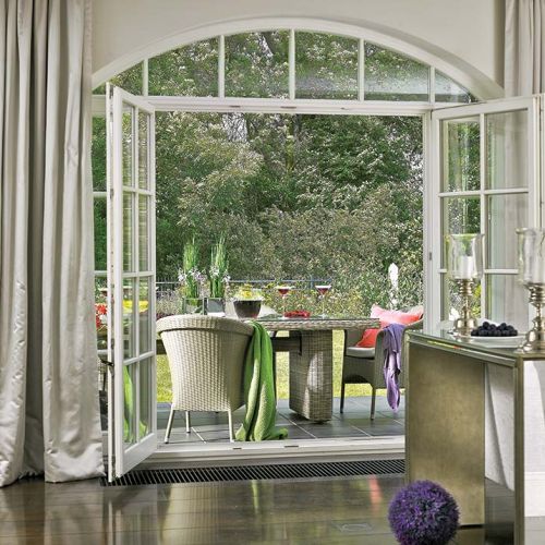 Widok na taras. Dyskretny przepych rezydencji