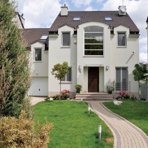 Widok od wejścia głównego. Zielony zaułek w mieście