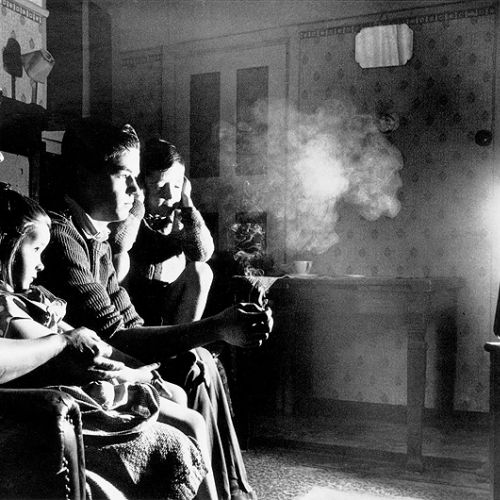 Wieczór przed telewizorem. Pierwszy program telewizyjny został wyświetlony w Nowym Jorku w 1946 roku.