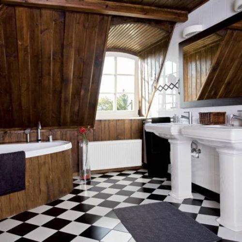 Wiejska balia w pałacu. Prostą wannę obłożono zwykłymi deskami.