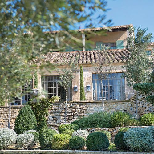 Wiekowy dom, jakich wiele w okolicy, nabrał w środku dizajnerskiego charakteru.