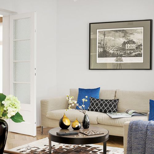 W domu spójnie łączą się meble, naczynia i dodatki zarówno w stylu art deco, jak i współczesnym.