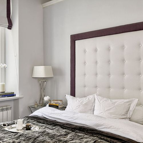 Wielkie łóżko z zagłówkiem typowe dla stylu francuskiego.