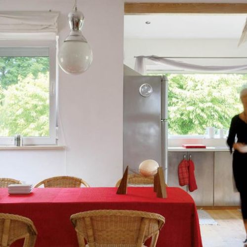 Wiklinowe krzesła w salonie. Urządzony z pomocą... aniołów