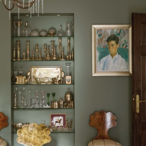 Teresa śmieje się, że ma naturę sroki – lubi zbierać rzeczy. Interesują ją stare srebro, szkło i porcelana, które wystawia w różnych miejscach domu.