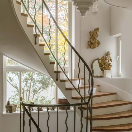 spiralne schody w willi