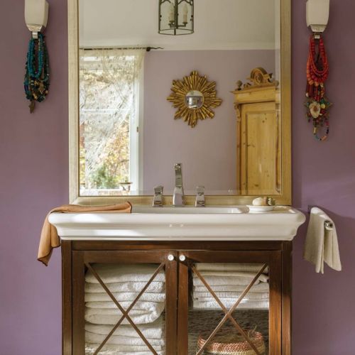 eklektyczna różowa łazienka