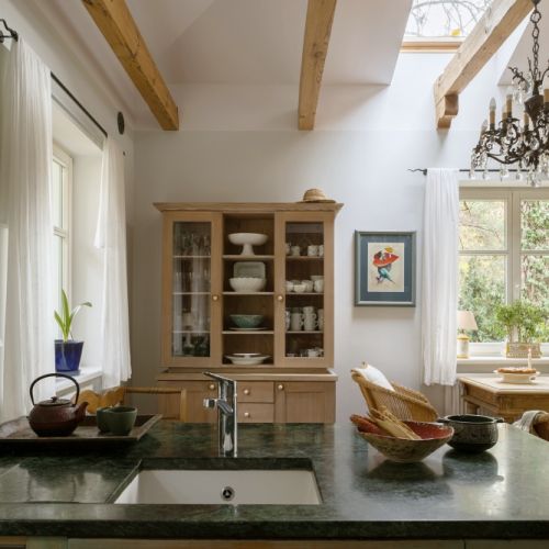 kuchnia z drewnianymi belkami sufitowymi