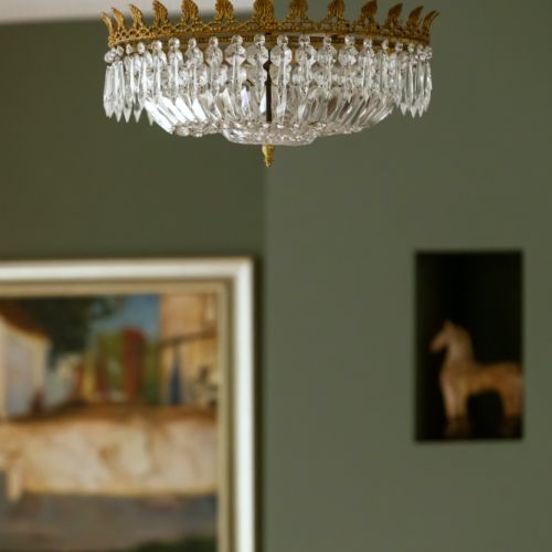 meble i dekoracje z różnych epok w salonie