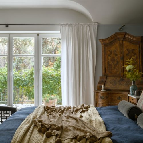 sypialnia w willi z historią i artystyczną duszą