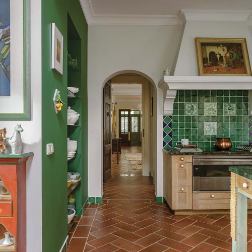 kuchnia butelkowa zieleń i drewno