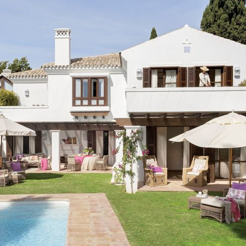 W półcieniu koronkowych zadaszeń, otuleni zapachem kwiatów i rozłożeni na wiklinowych siedziskach. Tak wypoczywają mieszkańcy