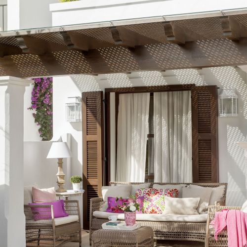 W półcieniu koronkowych zadaszeń, otuleni zapachem kwiatów i rozłożeni na wiklinowych siedziskach. Tak wypoczywają mieszkańcy