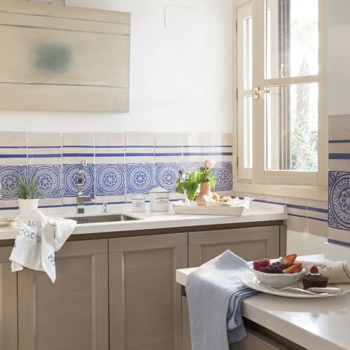 Nowoczesność w tym domu miesza się z tradycją. Do prostych mebli kuchennych dla kontrastu dobrano