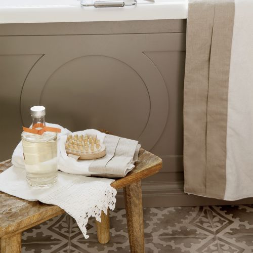 W półcieniu koronkowych zadaszeń, otuleni zapachem kwiatów i rozłożeni na wiklinowych siedziskach. Tak wypoczywają mieszkańcy