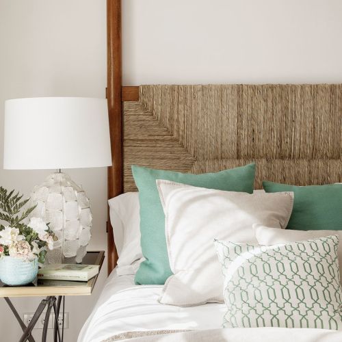 W półcieniu koronkowych zadaszeń, otuleni zapachem kwiatów i rozłożeni na wiklinowych siedziskach. Tak wypoczywają mieszkańcy