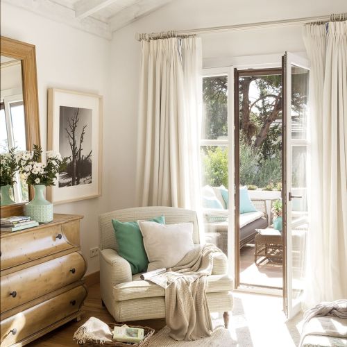 W półcieniu koronkowych zadaszeń, otuleni zapachem kwiatów i rozłożeni na wiklinowych siedziskach. Tak wypoczywają mieszkańcy