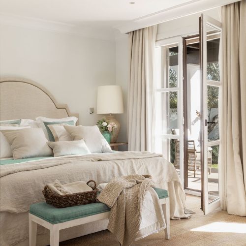 W półcieniu koronkowych zadaszeń, otuleni zapachem kwiatów i rozłożeni na wiklinowych siedziskach. Tak wypoczywają mieszkańcy