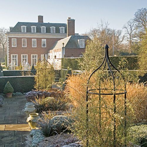 Winfield House otoczony zimowym ogrodem.