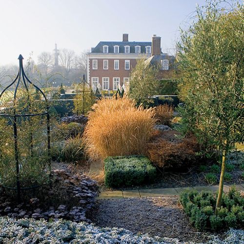 Winfield House otoczony zimowym ogrodem.