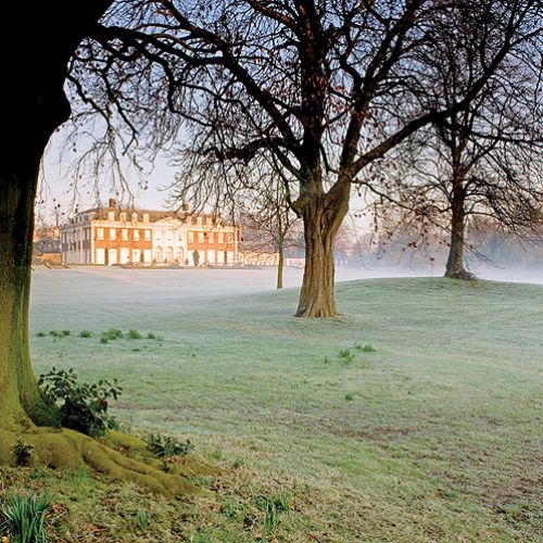 Winfield House otoczony zimowym ogrodem.