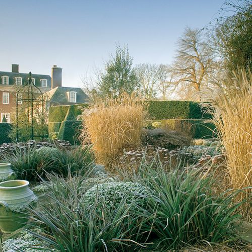 Winfield House otoczony zimowym ogrodem.