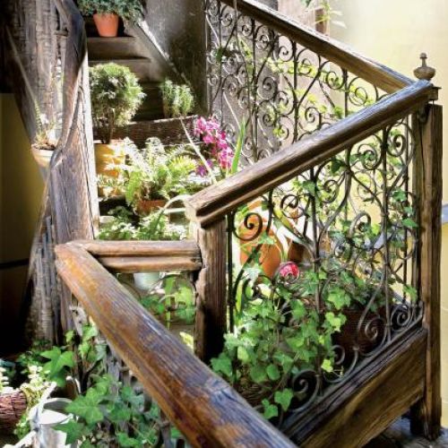 Wiosną, gdy tonie w kwiatach, to właśnie tu najczęściej można zastać właścicielkę.