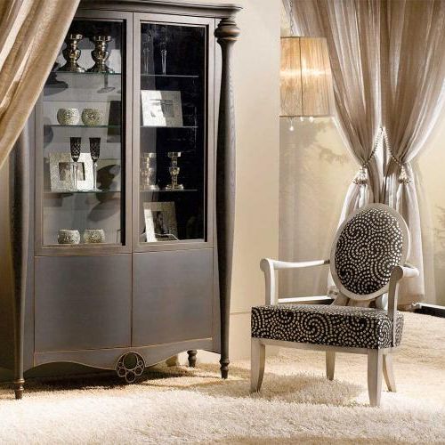 Witryna z kolekcji Venus zrobiona jest z drewna czereśniowego pomalowanego czarnym matowym lakierem. Cena - 24 200 zł. HEBAN