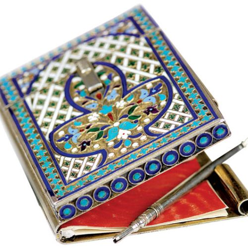 Wizytownik ozdobiony techniką cloisonne na srebrze, którą Rosjanie doprowadzili do perfekcji, Rosja, 1905 r., z