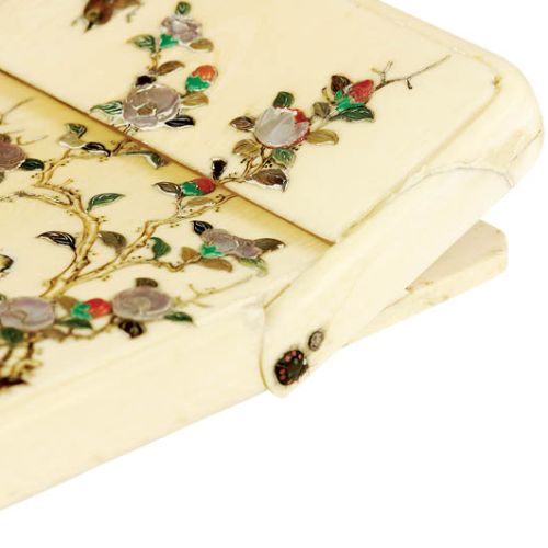 Wizytownik z kości słoniowej dekorowany japońską techniką shibayama, dynastia Meji (druga połowa XIX w.), z