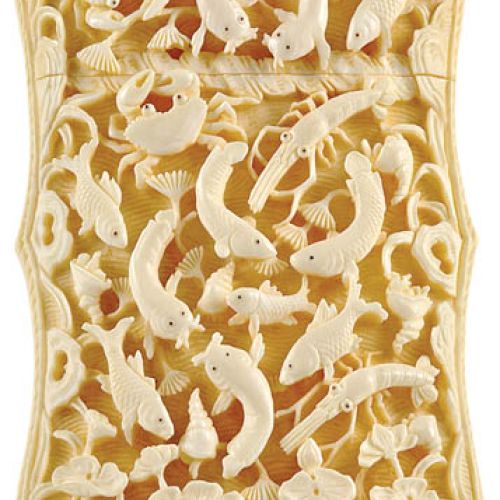 Wizytownik z kości słoniowej z rzeźbą Świat morza , Chiny, około 1890 r., z kolekcji Włodzimierza Hermana, fot. G. Kołodziej