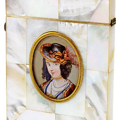 Wizytownik z masy perłowej z ręcznie malowaną miniaturą-medalionem, Europa, 1880-1900 r., z kolekcji Włodzimierza Hermana,