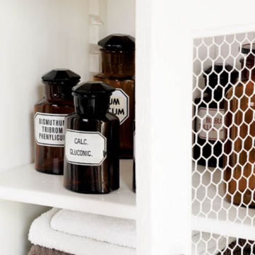 Właściciel tej łazienki nie może narzekać na brak schowków.