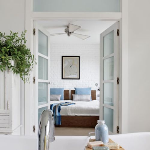 Właściciele kochają podróże do Włoch i Grecji, dlatego w domu chcieli mieć coś białego i