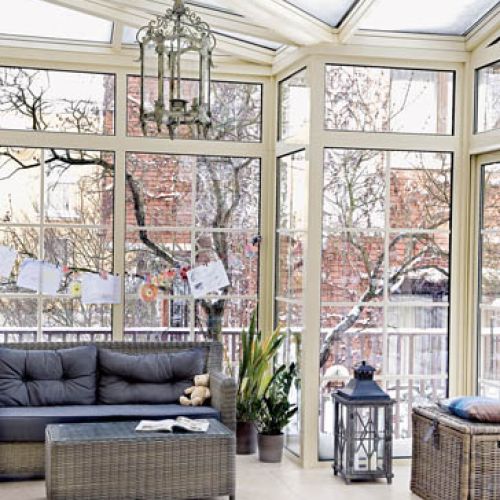 Właściciele zamienili taras w przeszkloną oranżerię.