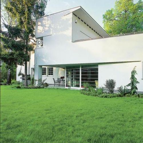 Właścicielka dobudowała bryłę z dwiema kondygnacjami oraz tarasem na dachu, nadając domowi ulubiony artdécowski styl.