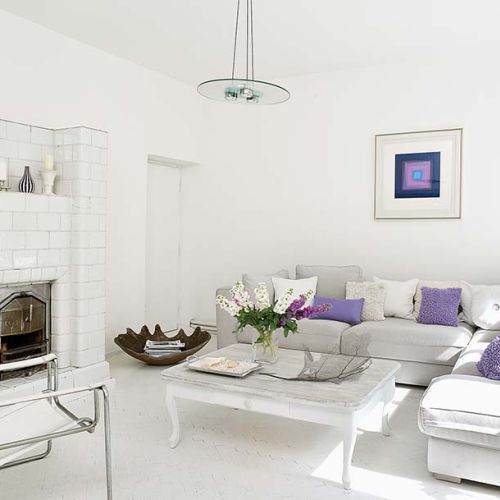 Salon z narożną kanapą.