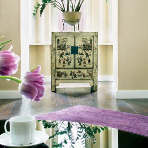 Właścicielka mieszania przekonała projektantkę do fioletowego dywanu.