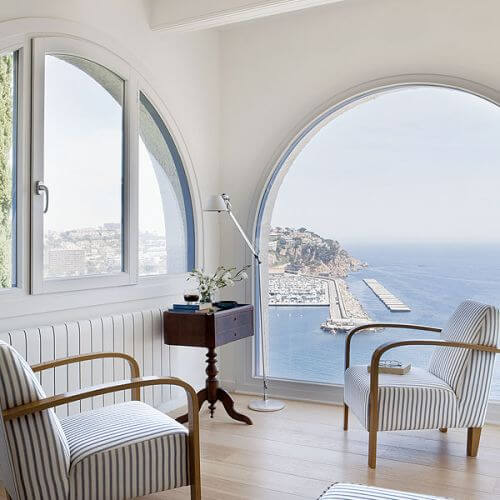 Właścicielka nie zmieniła wiele, wstawiła tylko panoramiczne okno, a oryginalną marmurową podłogę zamieniła w każdym