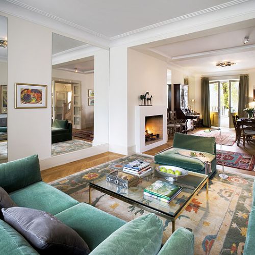 Włoskie kanapy w salonie, obie dobrze po trzydziestce. Ich oryginalne okrycia zamieniono na wytrzymały belgijski moher.