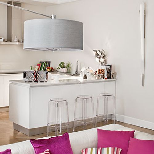 Włoskie meble firmy Arrital. Wyspa ze stołkami barowymi Charles Ghost Philippe a Starcka odziela kuchnie od salonu.