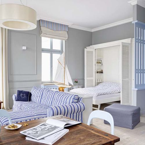 Wnękę na łóżko zaprojektowała Ewa, a zrobiła Fabryka Wnętrz. Kanapa z IKEA – gdy znudzą się granatowe paski, WŁaścicielka